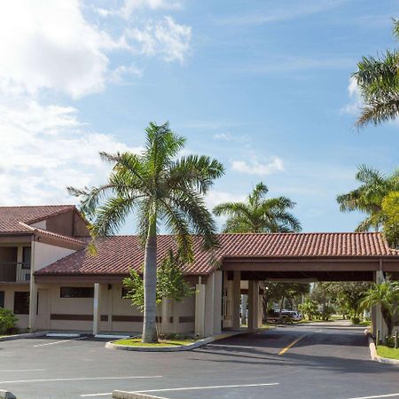Super 8 By Wyndham Riviera Beach West Palm Beach Екстериор снимка