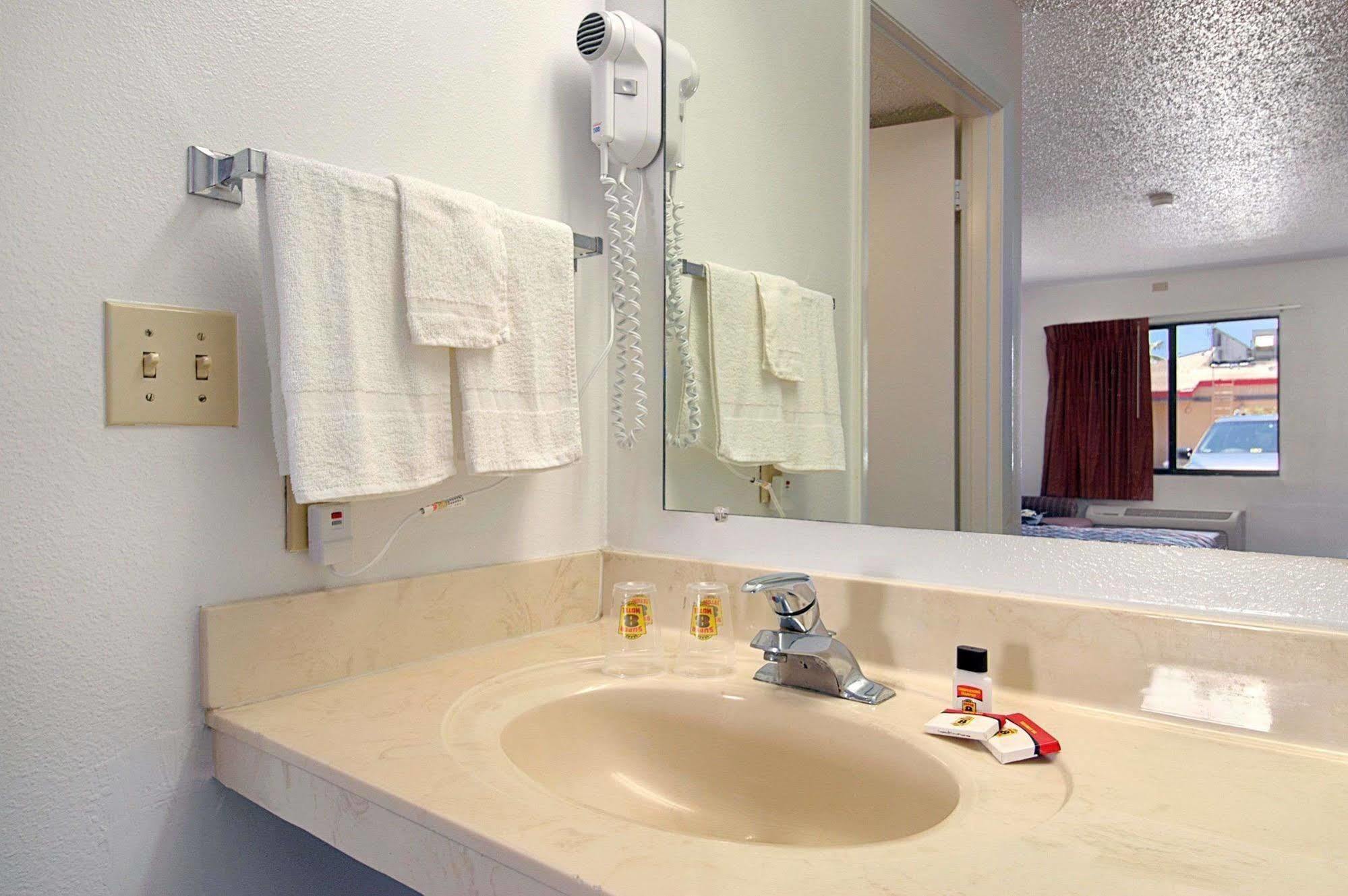 Super 8 By Wyndham Riviera Beach West Palm Beach Екстериор снимка